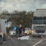 Один військовий загинув на місці, другий — у «швидкій»: фура знесла блокпост біля Одеси (відео)