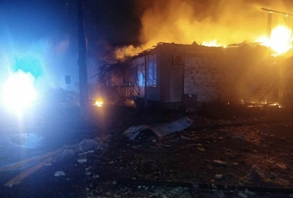 Росія вдарила по&nbsp;Києву дронами і&nbsp;балістикою: палають будинки, частина міста без світла і&nbsp;води, перебої в&nbsp;метро, є&nbsp;жертви (фото, відео)