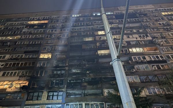 Росія вдарила по&nbsp;Києву дронами і&nbsp;балістикою: палають будинки, частина міста без світла і&nbsp;води, перебої в&nbsp;метро, є&nbsp;жертви (фото, відео)