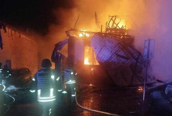 Росія вдарила по&nbsp;Києву дронами і&nbsp;балістикою: палають будинки, частина міста без світла і&nbsp;води, перебої в&nbsp;метро, є&nbsp;жертви (фото, відео)