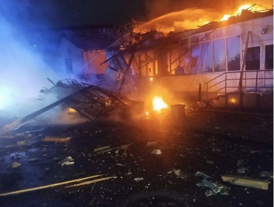 Росія вдарила по&nbsp;Києву дронами і&nbsp;балістикою: палають будинки, частина міста без світла і&nbsp;води, перебої в&nbsp;метро, є&nbsp;жертви (фото, відео)