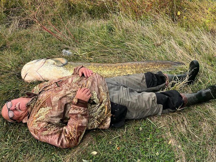 Він розміром із людину: на Вінниччині пенсіонер впіймав сома завдовжки 176 см і вагою понад 40 кг