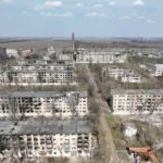 «Ви можете зрубати капусти з воєнних, але потім залишитися без житла»: військовий описав етапи деградації прифронтових міст і закликав мобілізуватися, поки вони ще існують