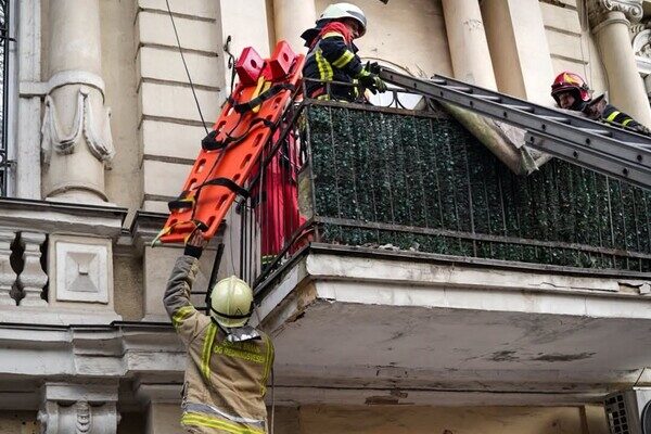 В центре Одессы обрушился балкон с людьми: есть пострадавшие