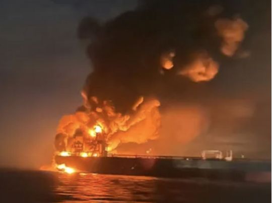 Дрони СБУ підірвали два судна російського тіньового флоту у Чорному морі (відео)