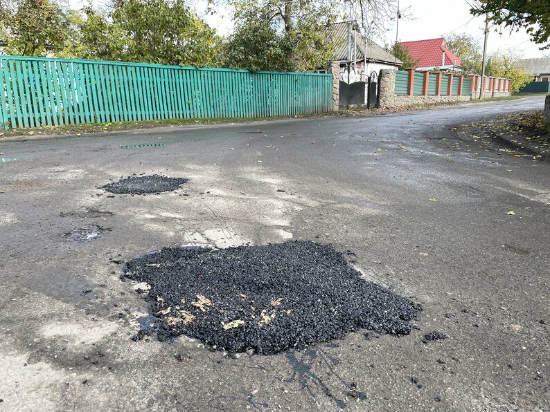 &laquo;Моє хобі&nbsp;&mdash; латати ями на&nbsp;дорогах&raquo;: айтівець з&nbsp;Полтавщини самотужки укладає асфальт на&nbsp;розбитих вулицях