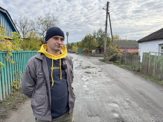 &laquo;Моє хобі&nbsp;&mdash; латати ями на&nbsp;дорогах&raquo;: айтівець з&nbsp;Полтавщини самотужки укладає асфальт на&nbsp;розбитих вулицях