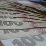 Одній з категорій українських пенсіонерів розмір виплат зрізали до прожиткового мінімуму: кого це стосується