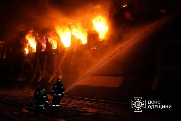 Дроново-баллистический удар по двум портам Одесчины: получило повреждения судно, есть пострадавший