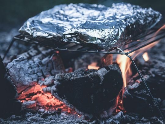 Ніколи не&nbsp;загортайте залишки їжі у&nbsp;фольгу: експерти розповіли чому це&nbsp;небезпечно