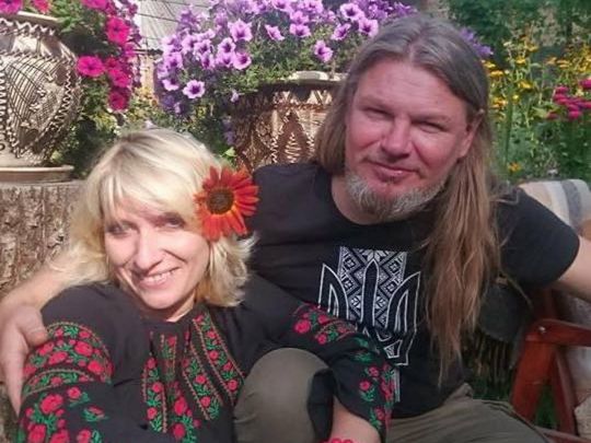 &laquo;У&nbsp;наш дім поцілив російський дрон&raquo;: попри це&nbsp;подружжя Попових зі&nbsp;Слов&rsquo;янська знову створює розписний посуд, який замовляють у&nbsp;ЄС і&nbsp;США