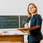 У наступному році зарплату вчителям збільшать: на скільки і чому це не межа