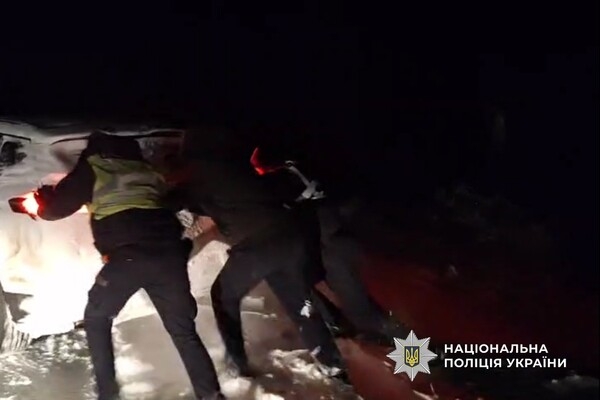 В Одесской области водители попали в снежную ловушку: на помощь пришли полиция и ГСЧС
