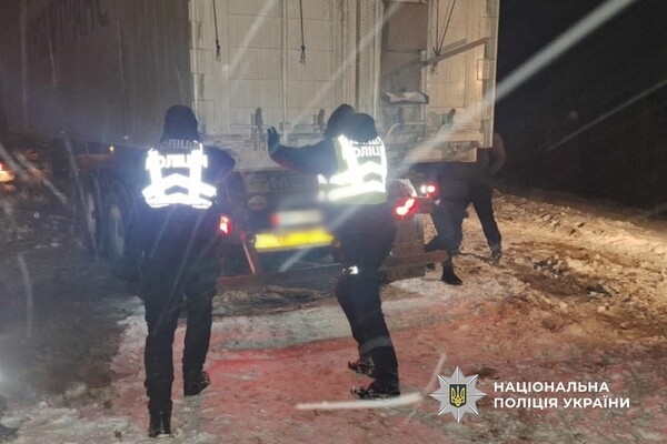 В Одесской области водители попали в снежную ловушку: на помощь пришли полиция и ГСЧС