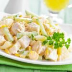 Салат з копченою куркою та кукурудзою: чудовий варіант і для звичайної вечері, і для святкової