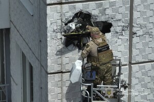 Попал, но не сдетонировал: Одессе БпЛА застрял в стене многоэтажки