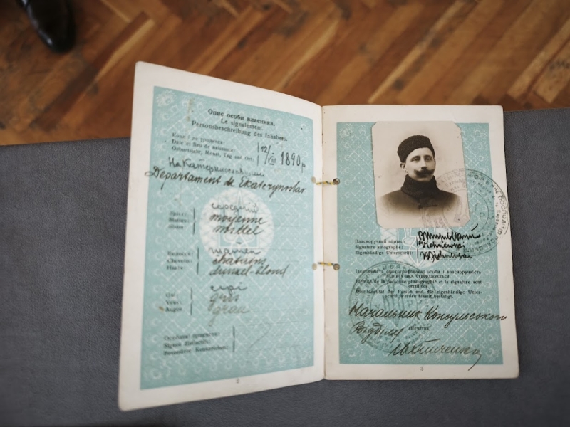 Прапори, які були на&nbsp;автомобілі Симона Петлюри: в&nbsp;Києві показали частину унікальної колекції, переданої з&nbsp;Канади